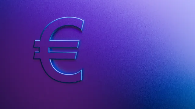 Symbole de l'euro bleu lumineux sur un fond texturé dégradé de violet à bleu.